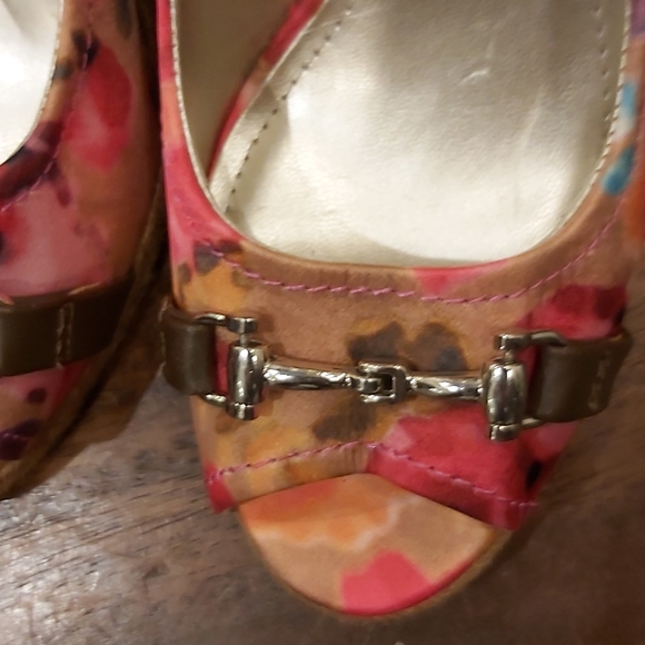 Nyguard Selena wedge style pump. - Picture 6 of 6